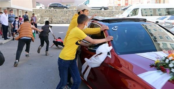 Gelin arabasından bahşiş almak için canlarını hiçe saydılar