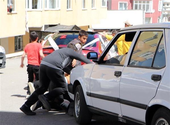 Gelin arabasından bahşiş almak için canlarını hiçe saydılar