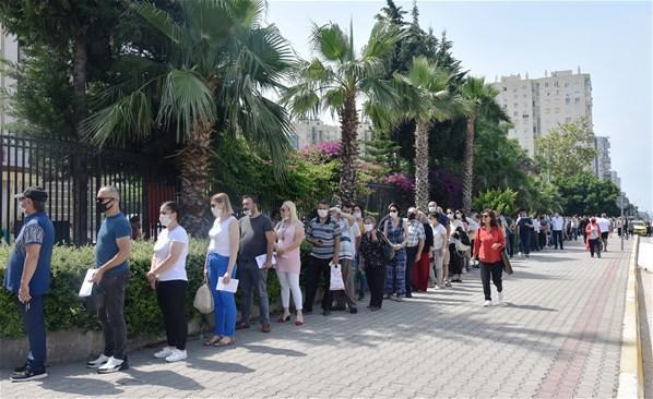 İstanbul Adalet Sarayı önünde uzun kuyruklar oluştu