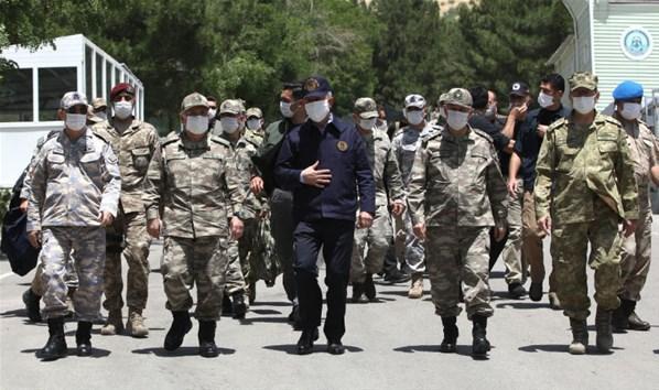 Bakan Akar sınır hattındaki harekat merkezinde