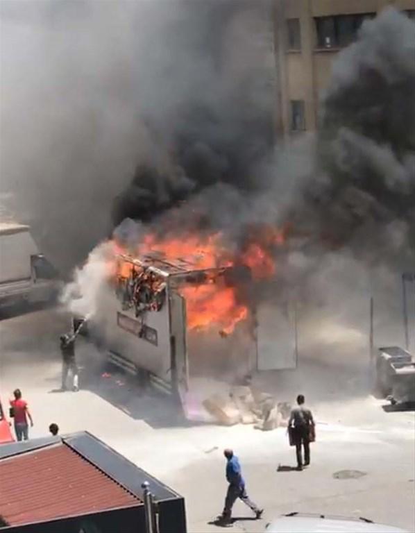 Ankarada seyir halindeki yatak yüklü kamyon alev alev yandı