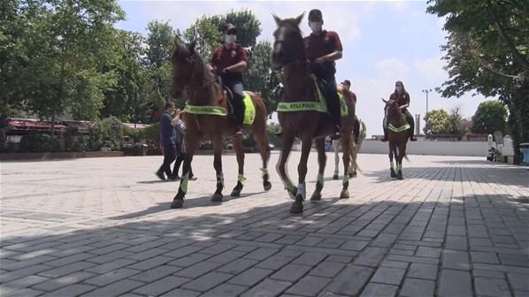 Sultanahmet Meydanında atlı polislerle maske uyarısı