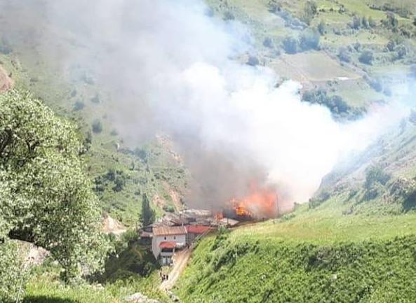 Artvinde yangın: Ahşap köy evleri yanıyor