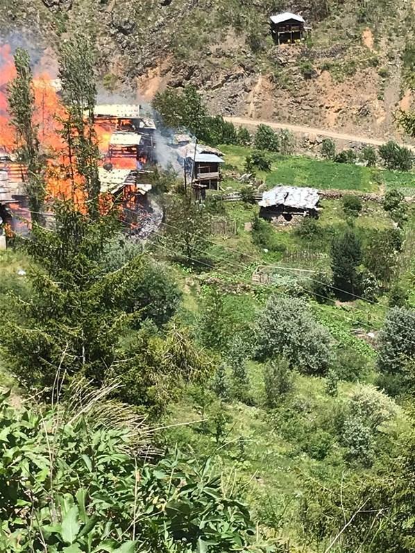 Artvinde yangın: Ahşap köy evleri yanıyor