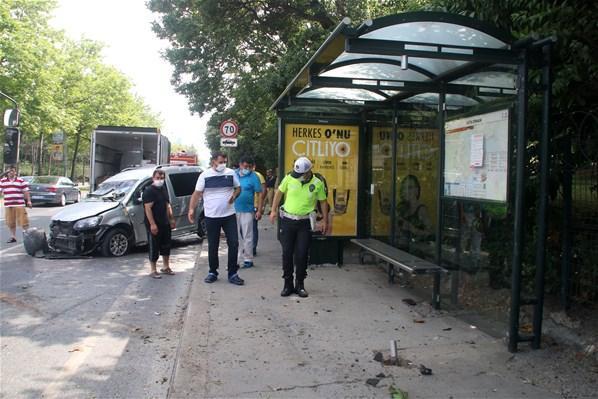 Sarıyerde kaza Önce ağaca ardından otobüs durağına çarptı