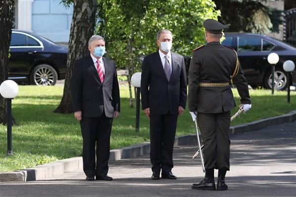 Bakan Akar, Ukrayna’da askeri törenle karşılandı