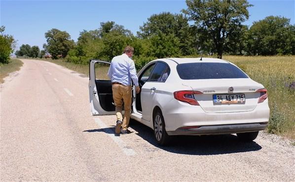 Eğimli ve düz yolda, araç kendiliğinden hareket ediyor