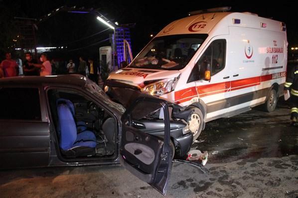 Otomobil ambulansa çarptı Çok sayıda yaralı var
