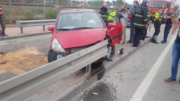 Bariyer otomobilin içine girdi Sürücü, eşi ve kızı yaralı