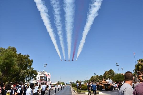 Türk Yıldızlarından KKTCde gösteri uçuşu