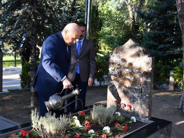 Bahçeli, Alparslan Türkeşin mezarını ziyaret etti