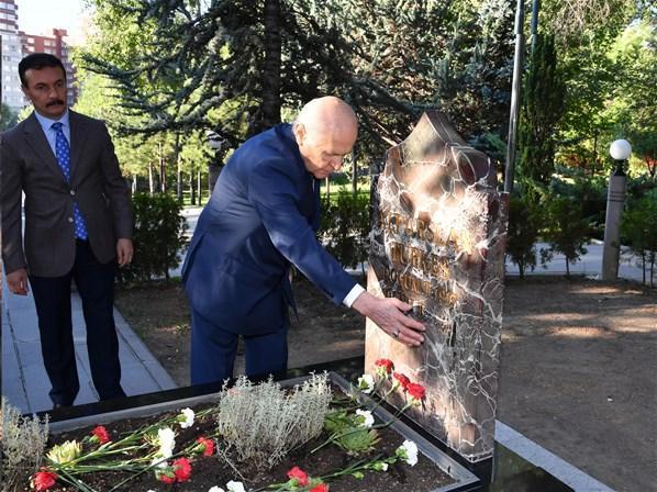 Bahçeli, Türkeşin mezarını ziyaret etti