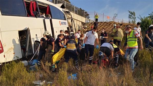 İstanbulda otobüs yoldan çıkıp devrildi: Çok sayıda ölü ve yaralılar var...