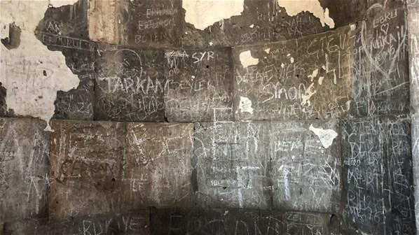 Anide tarihi yapıtların duvarları aşk ilan alanı oldu