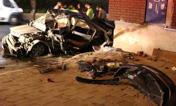İzmirde otomobil üst geçide çarptı: 1i ağır 3 yaralı