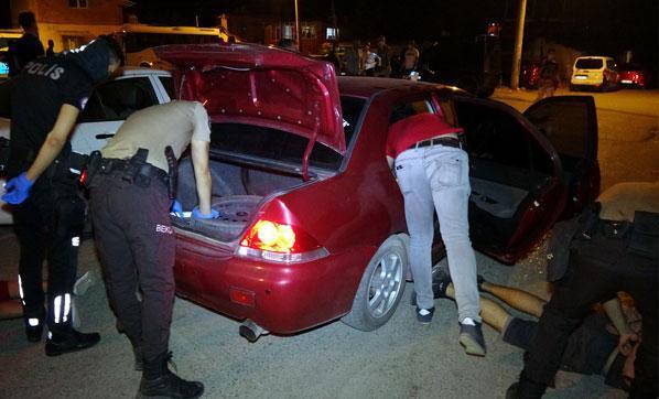 Şüpheliyi gözaltına almak isteyen polis ekibine taşlı saldırı: 1 polis yaralı