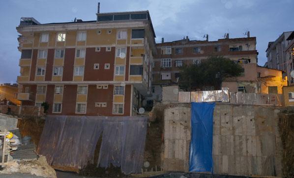 Gaziosmanpaşa’da toprak kayması nedeniyle bir bina tahliye edildi