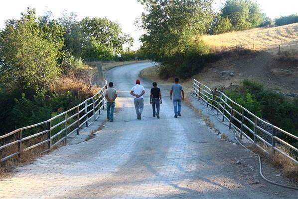 Tarihi köprüde defineci tahribatı