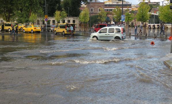 Meteoroloji uyarmıştı İstanbulda yağmur sonrası yolları su bastı...