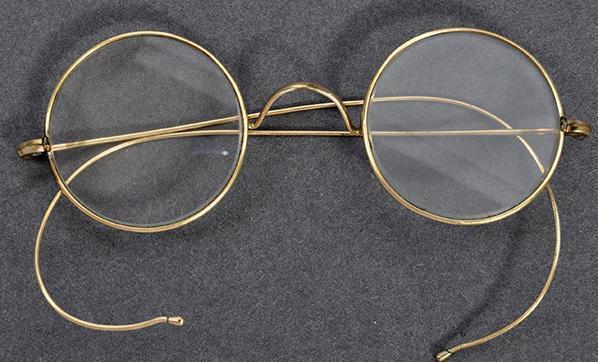 Mahatma Gandhinin posta kutusuna bırakılan gözlüğü rekor fiyata satıldı