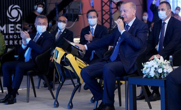 Cumhurbaşkanı Erdoğan  teknoloji merkezinin açılışını robotla yaptı