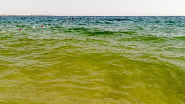 Antalyada deniz bir anda yeşile döndü, tatilciler korktu