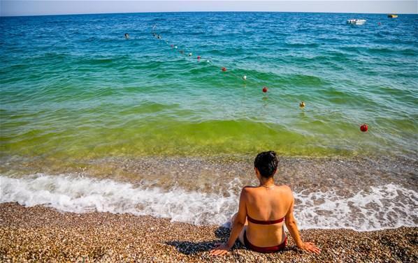 Antalyada deniz bir anda yeşile döndü, tatilciler korktu