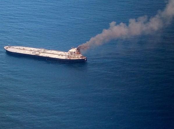 Sri Lankada 2 milyon varil petrol taşıyan tanker yandı: 1 ölü