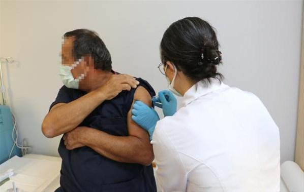 Türkiye için tarihi gün Corona aşısında ilk gönüllü uygulaması yapıldı