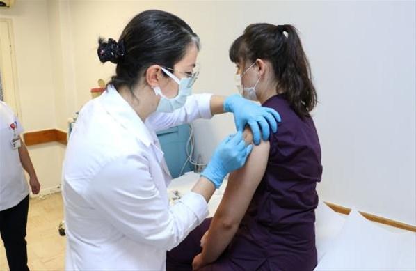 Türkiye için tarihi gün Corona aşısında ilk gönüllü uygulaması yapıldı
