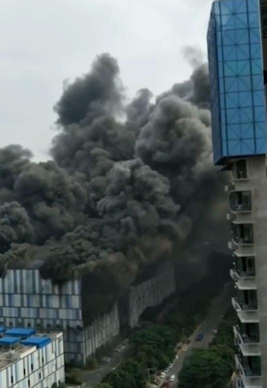 Çin’de Huawei laboratuvarında dev yangın