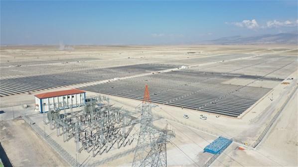 Dünyanın en büyük güneş enerji santrali, elektrik üretimine başladı