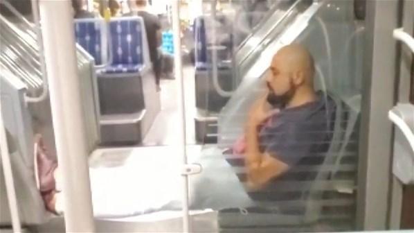 Pes dedirten görüntü Metrobüste hem maske takmadı hem de sigara içti