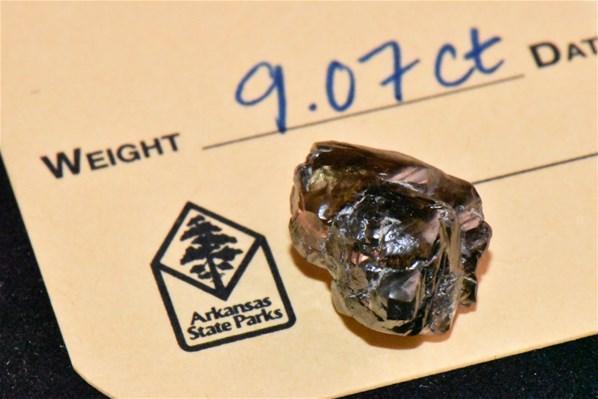 Park ziyaretinde 9 karatlık elmas buldu