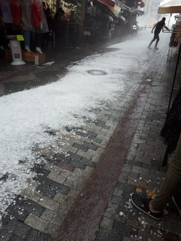 İstanbulda dolu yağışı Yerler kısa sürede beyaza büründü