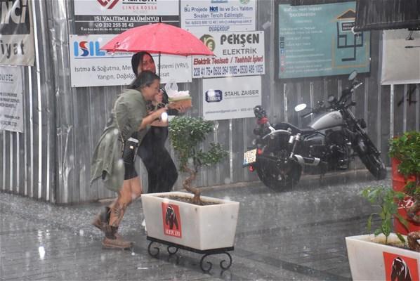 İzmirde sağanak Cadde ve sokaklar göle döndü