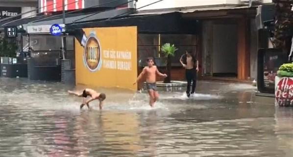 İzmirde sağanak Cadde ve sokaklar göle döndü