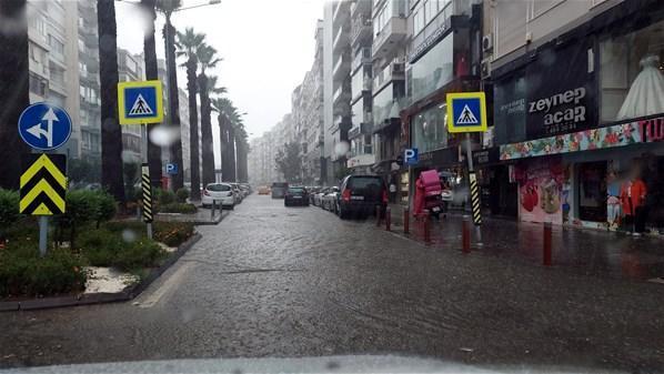 İzmirde sağanak Cadde ve sokaklar göle döndü