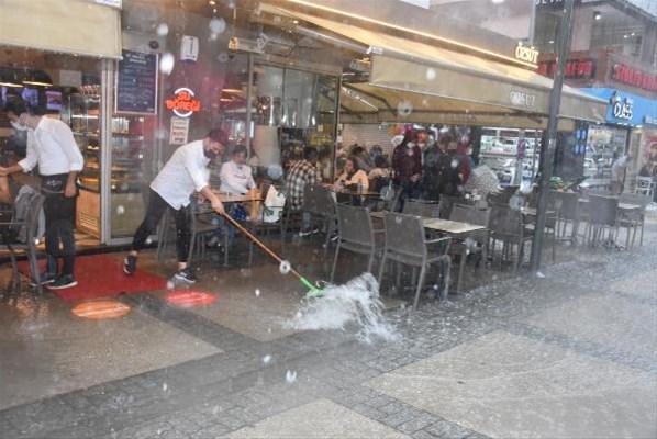 İzmirde sağanak Cadde ve sokaklar göle döndü