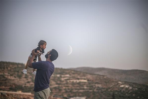Muhammed bebek, protez bacaklarıyla İdlibe döndü