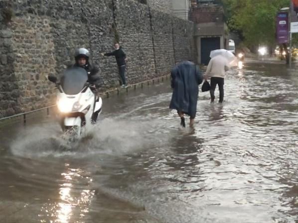 İstanbulda yağış etkili oldu İş yerlerini su bastı, yollar göle döndü