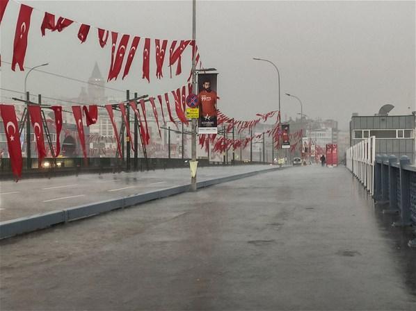 İstanbulda yağış etkili oldu İş yerlerini su bastı, yollar göle döndü