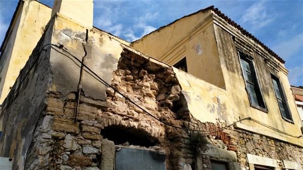 Deprem Çeşmedeki bazı binaların duvarlarını yıktı Genç kız baygınlık geçirdi