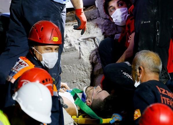 İzmirdeki depremde enkaz altında kalan futbolcu böyle  kurtarıldı