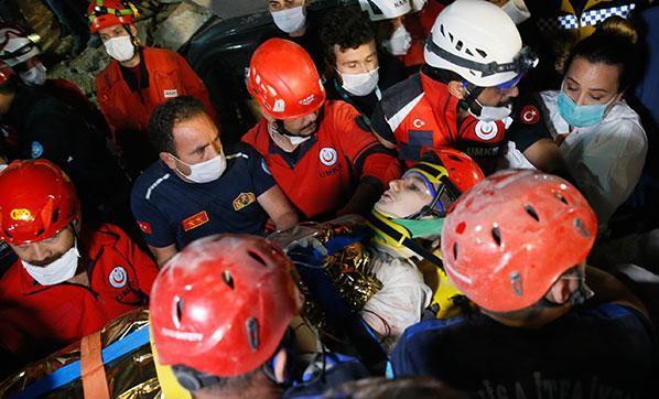 İzmir depreminde yürek yakan görüntü: Abi sen gitme