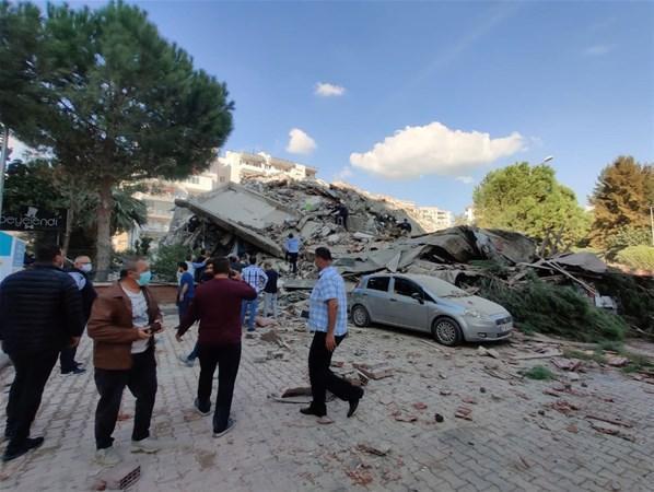 İzmirde deprem meydana geldi İstanbulda hissedildi...