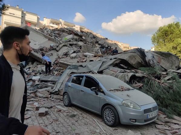 İzmirde deprem meydana geldi İstanbulda hissedildi...