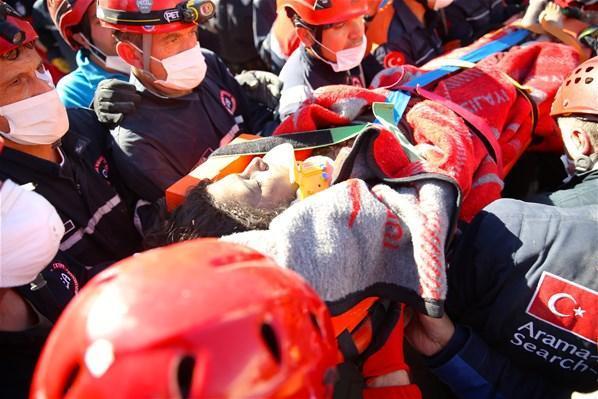 İzmir’de enkaz altındaki anne ve 4 çocuğuna ulaşıldı ve enkazdan çıkarıldılar...