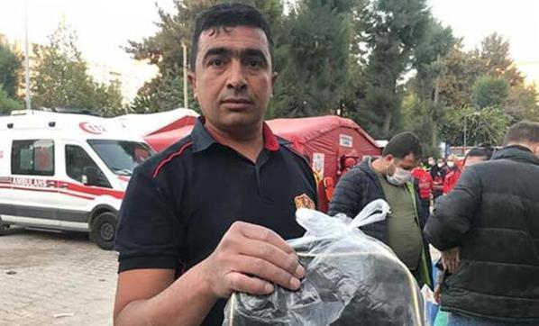 İzmirde enkazda buldu hemen polise teslim etti
