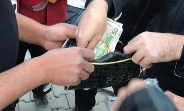İzmirde enkazda buldu hemen polise teslim etti